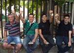 Бисер Миланов (вляво) и компания при ареста им от полицията, в опит да провокират насилие на протестите. Снимка: Фейсбук профилът на Миланов